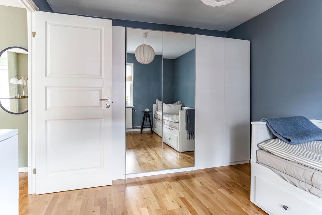 Sovrum 1 med 6 garderober