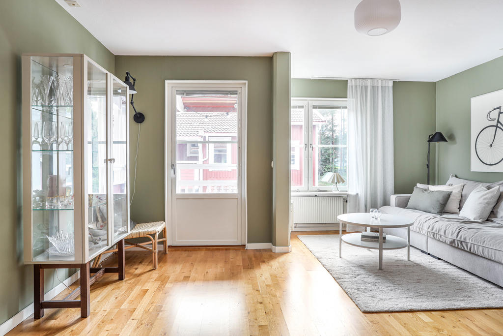 Vardagsrum med dörr mot balkong