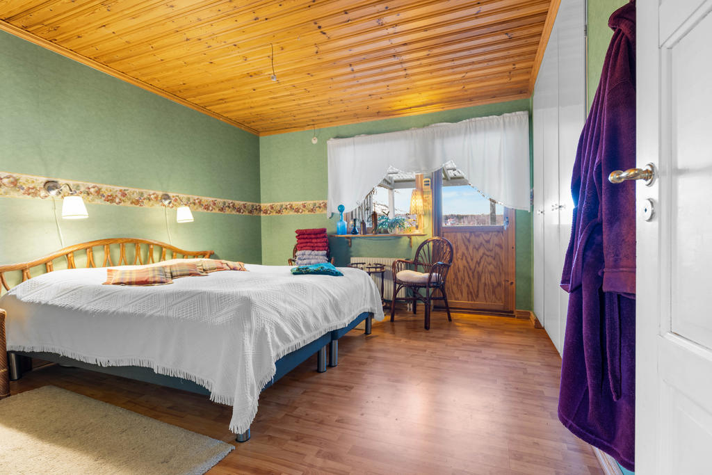 Sovrum 2 med utgång till altan