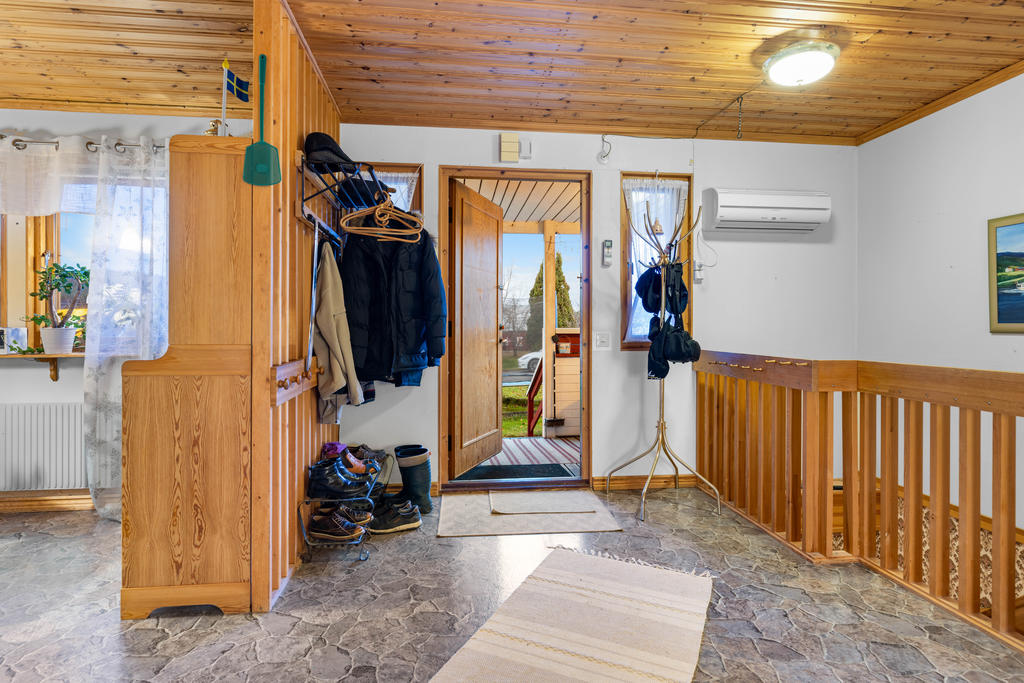 Hall med öppen planlösning mot köket