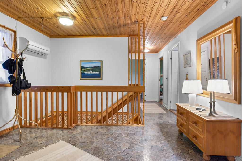 I hallen finns luftvärmepump och nedgång till källaren