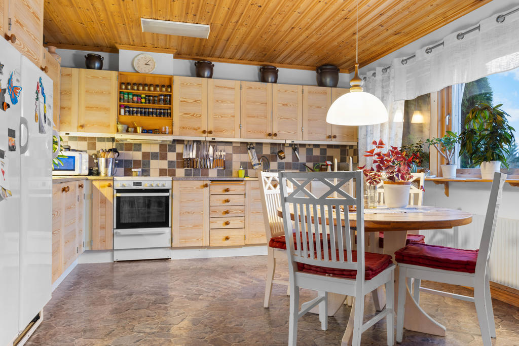 Kök med plats för matbord