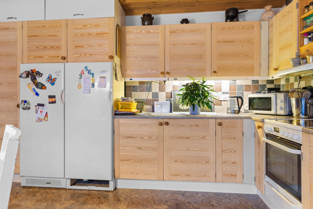 I köket finns kyl, frys, spis, fläkt och diskmaskin