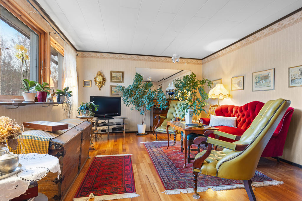 Vardagsrum med fin utsikt ut över åkermark