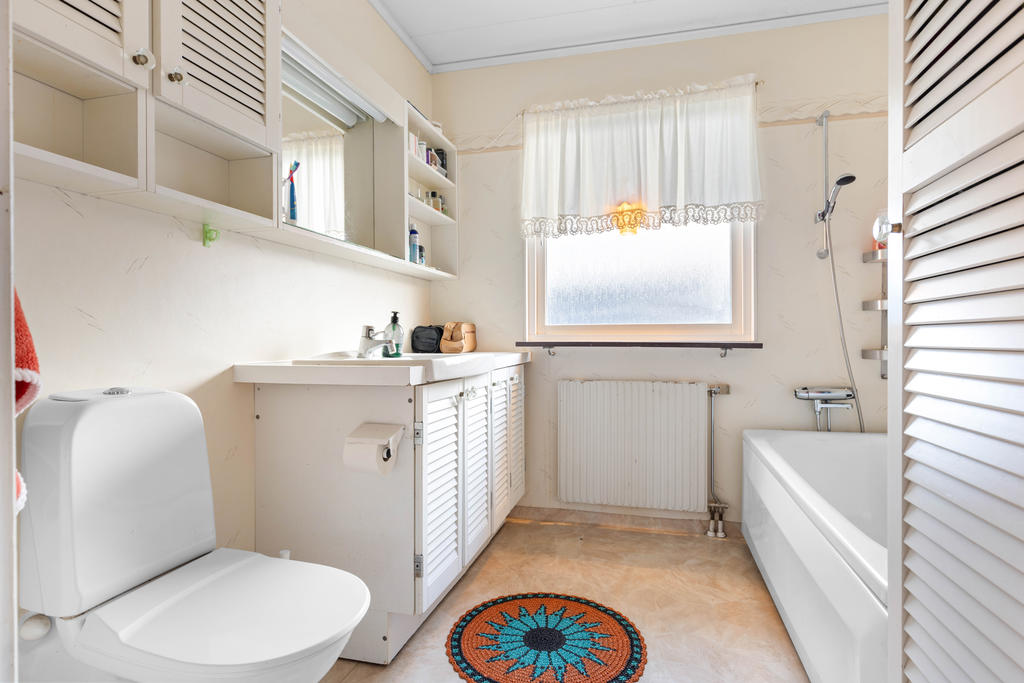 Badrum med wc, handfat och badkar