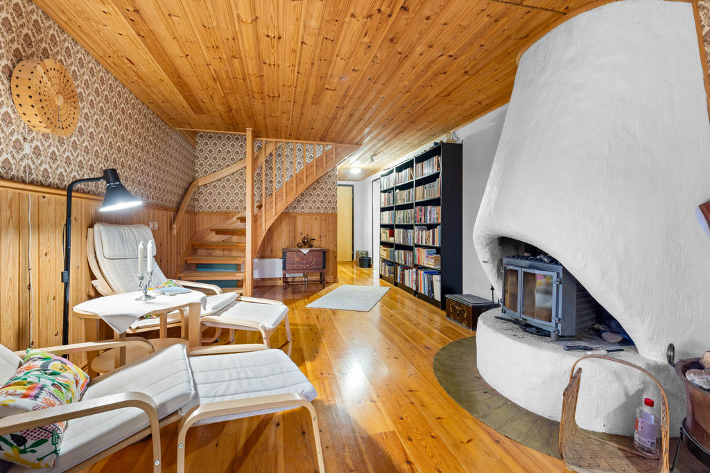 KÄLLARE: Gillestuga med trägolv och braskamin