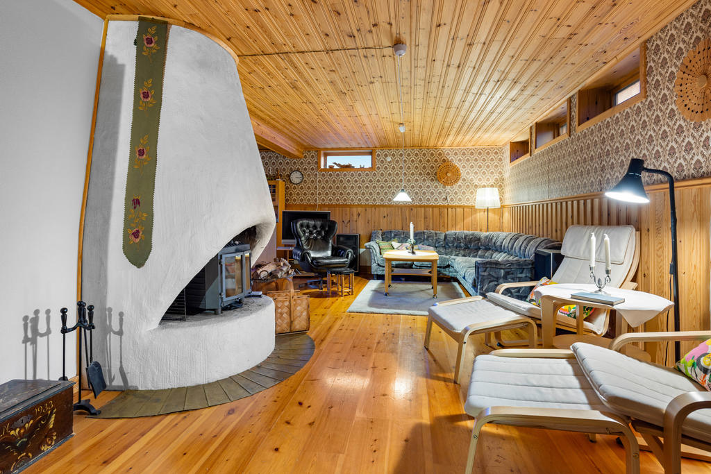 KÄLLARE: Gillestuga i vinkel med plats för både soffgrupp, kontorsdel och gästsäng