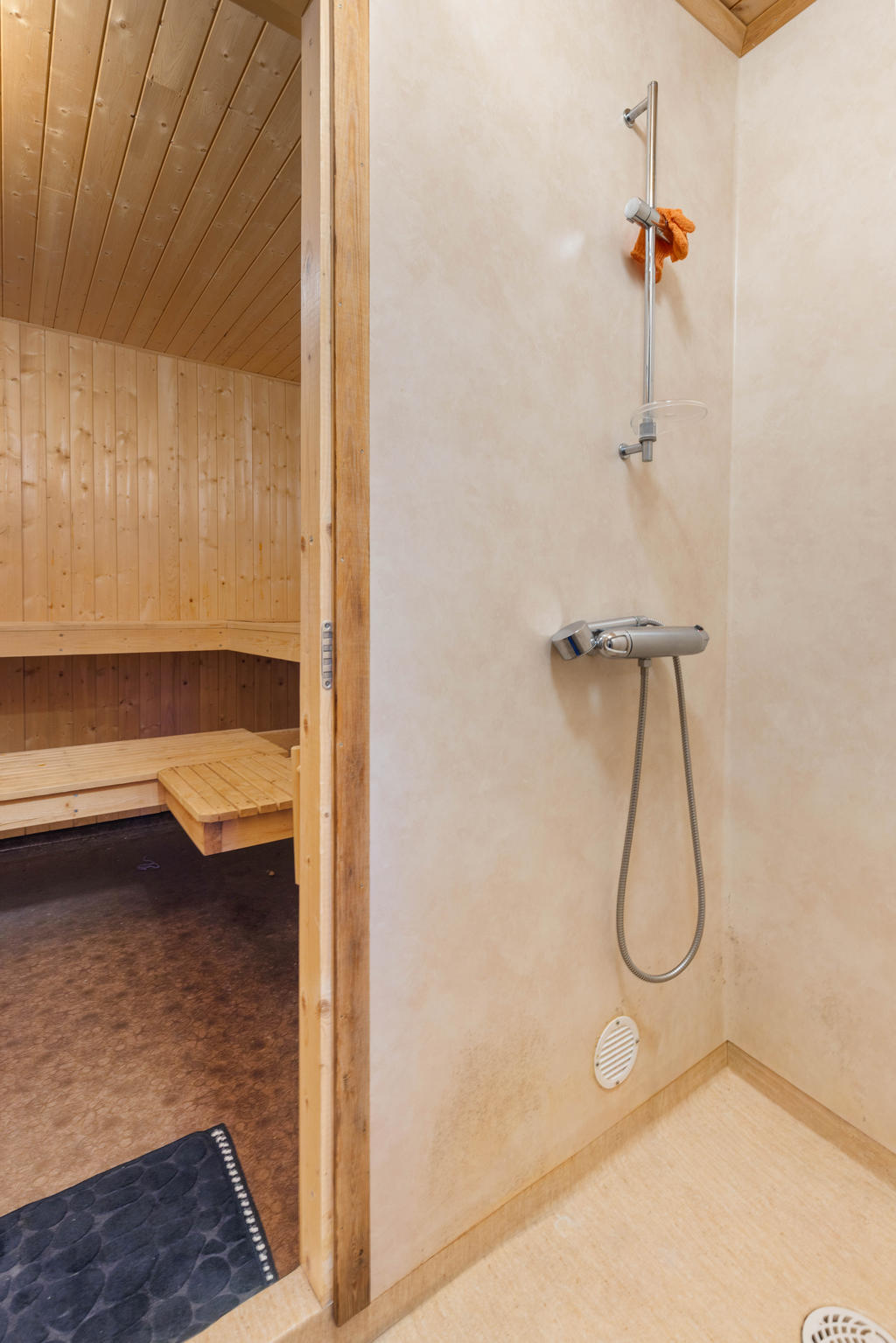 KÄLLARE: Dusch och bastu innanför gillestugan