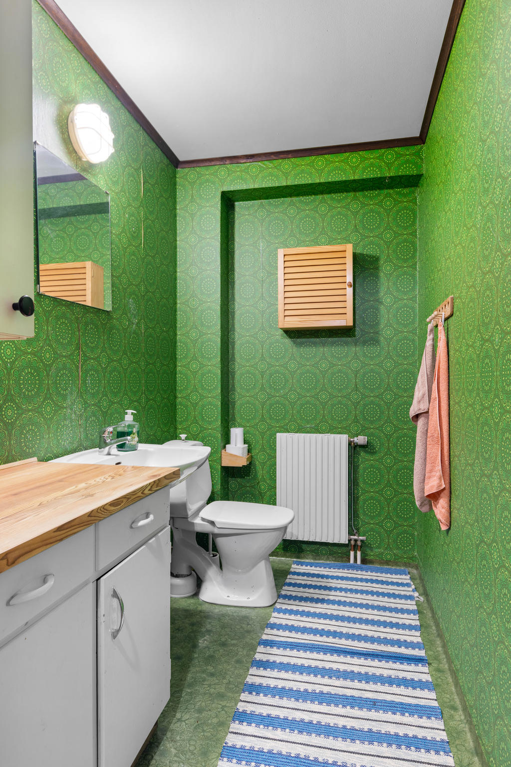 KÄLLARE: Separat toalett med wc och handfat