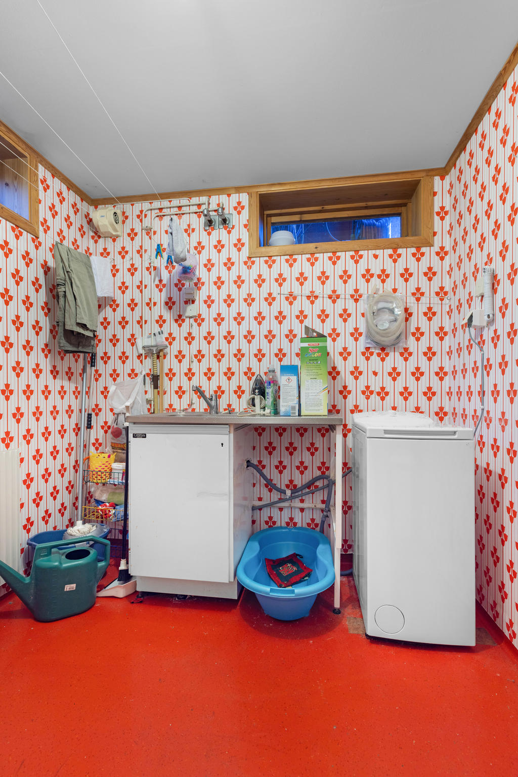 KÄLLARE: Tvättstuga med tvättbänk och toppmatade tvättmaskin