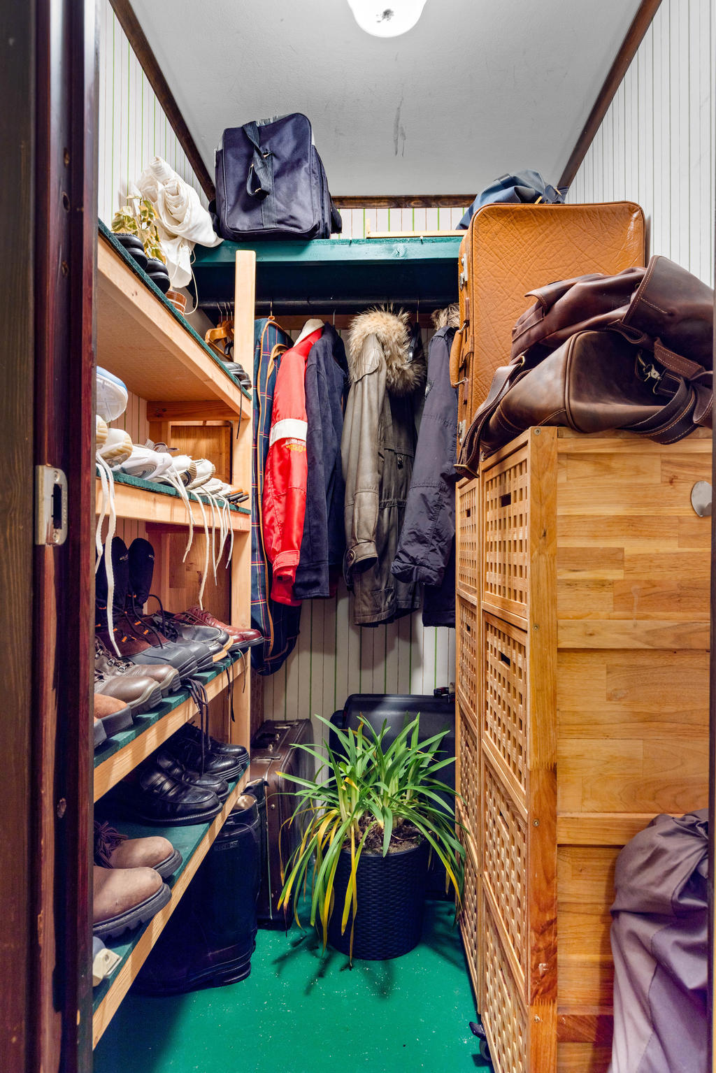 KÄLLARE: Klädkammare