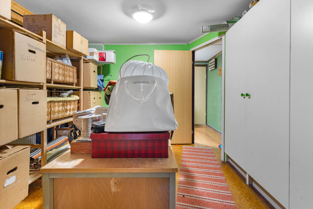 KÄLLARE: Förråd med utgång till tomten