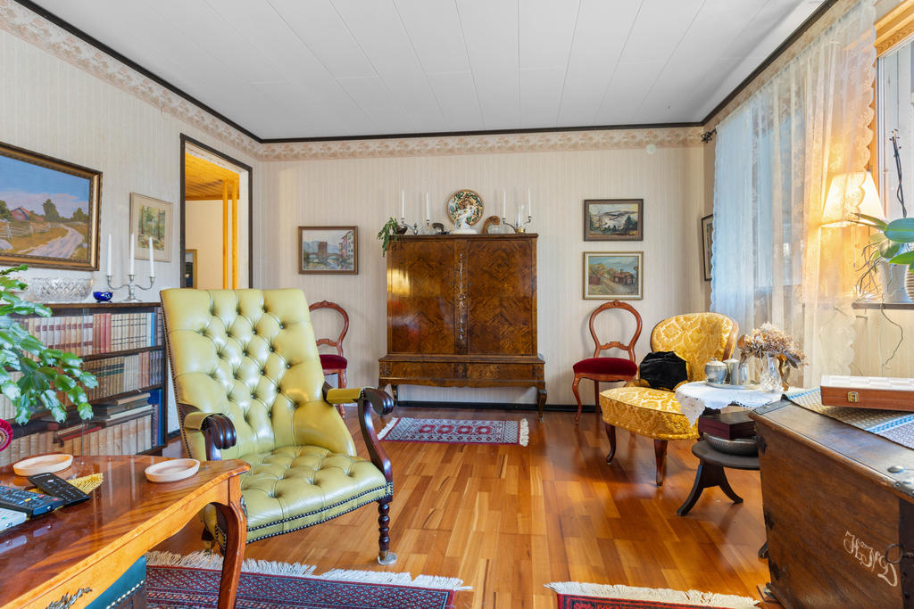 Vardagsrum med utgång till altan