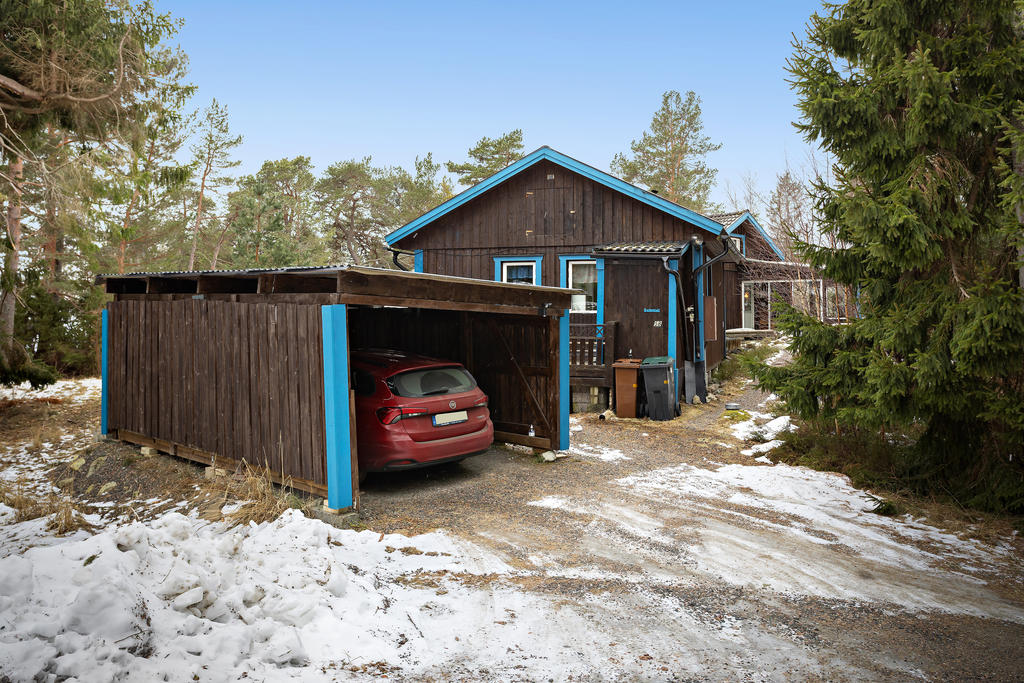 Carport bredvid komplementbyggnad.