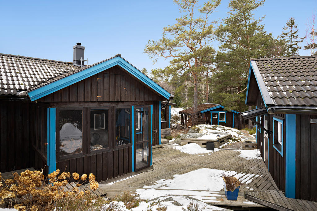 Altan mellan huvudbyggnad till vänster och komplementbyggnad till höger.