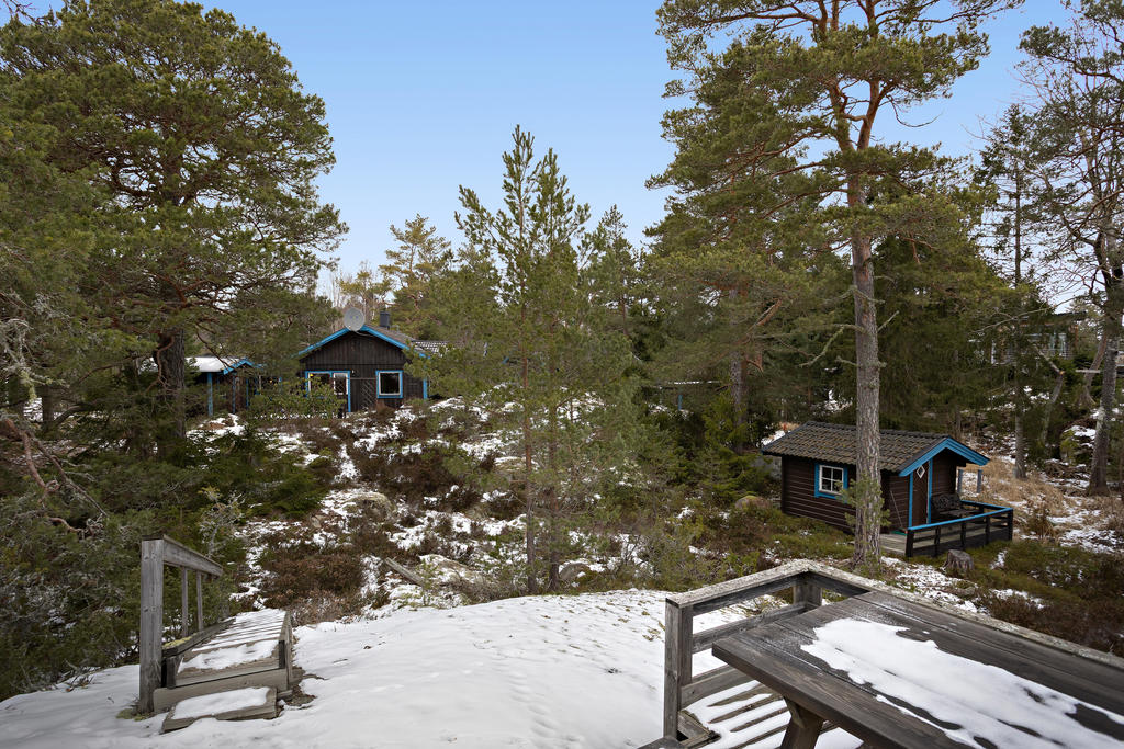 Vy mot gästhus 2 till höger och gästhus 1 uppe till vänster vid huvudbyggnaden.
