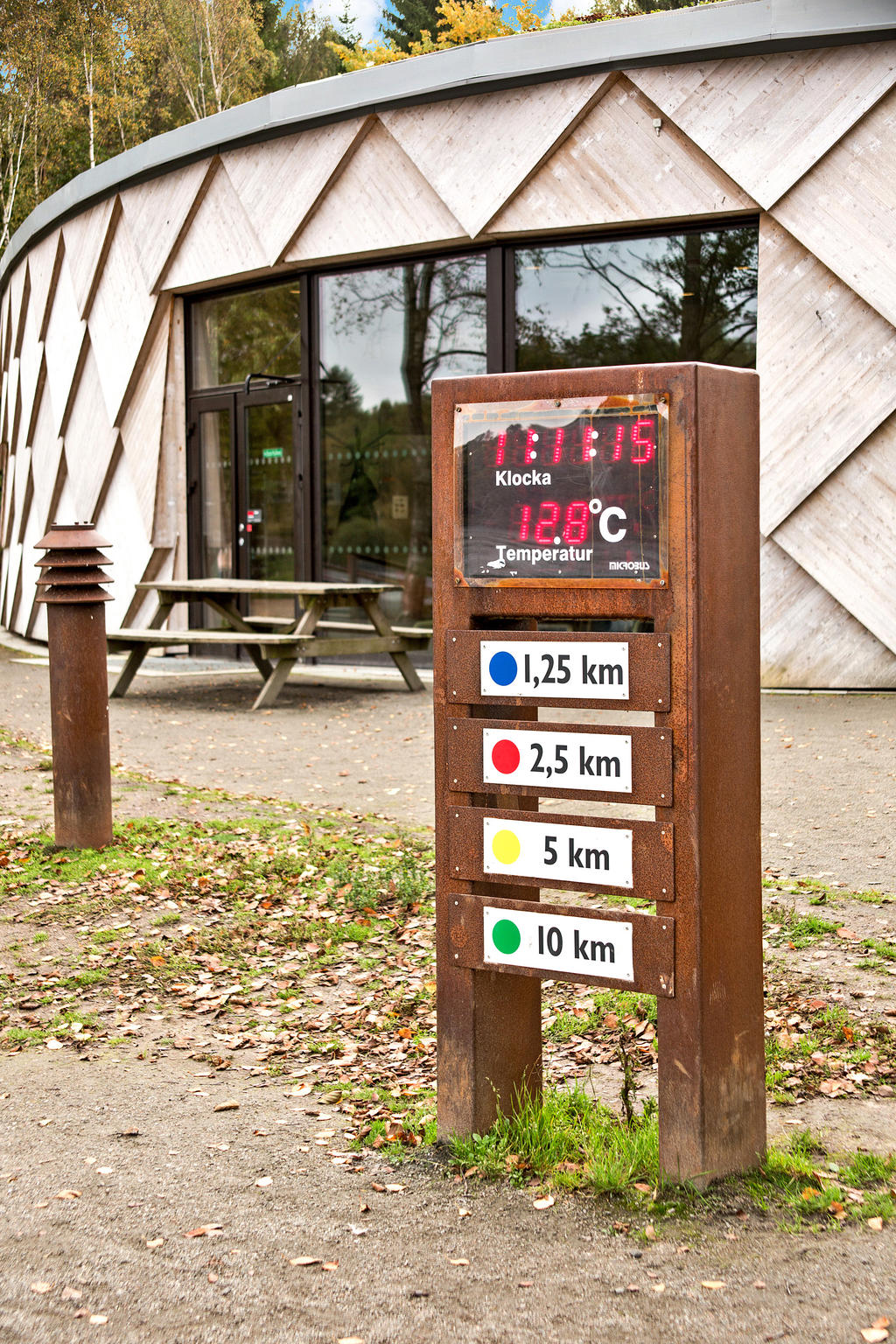 I "kotten" finns omklädningsrum, dusch och bastu. Det finns också ett kafé som är öppet dagligen.