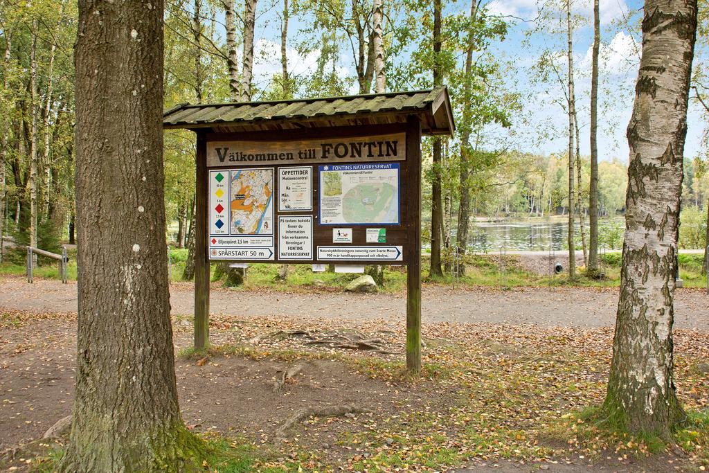 900 meter, ”Naturstig” runt Svarte Mosse med informationstavlor om naturen, tillgänglighetsanpassad och elbelyst