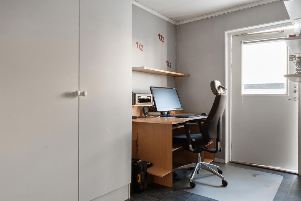 Groventré med förvaring. Kanske sovalkov om det behövs?