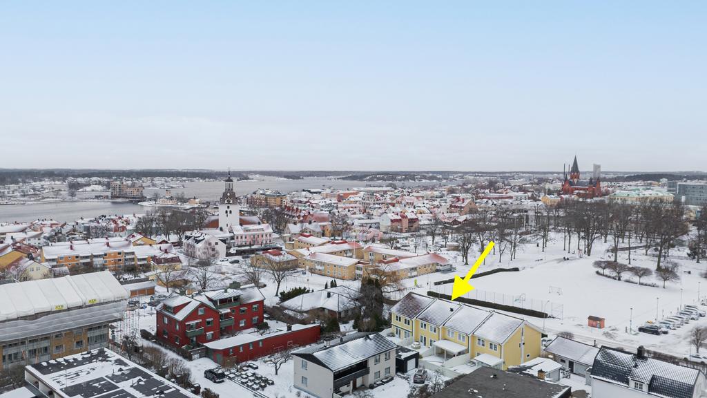 Skyddad och lättskött trädgård med kvällssol samt garage med fjärrstyrd port