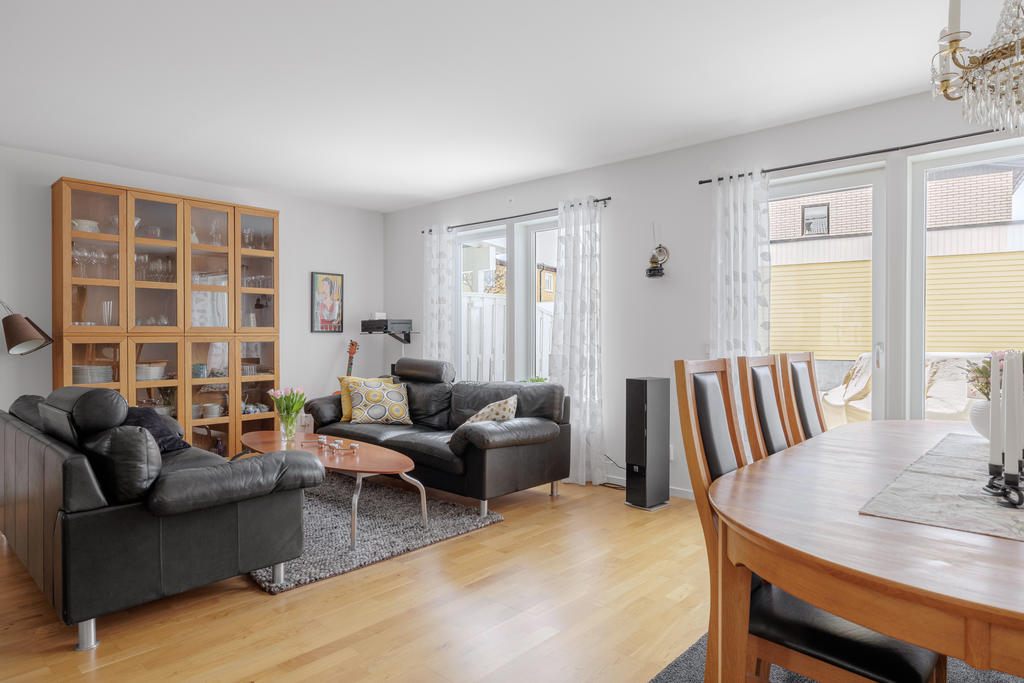 Vardagsrum, matplats och kök i en enhet