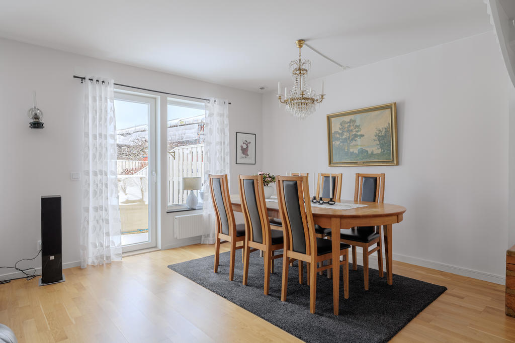 Utgång till trädgårdsbaksidan med kvällssol