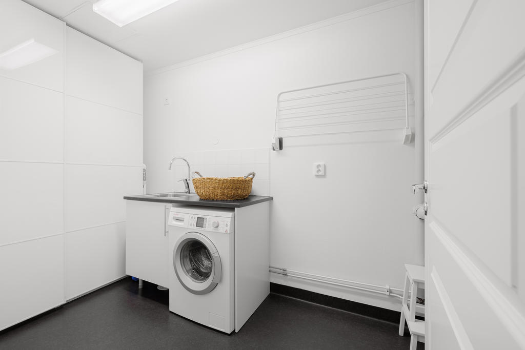 Tvättstuga med skjutdörrsgarderober