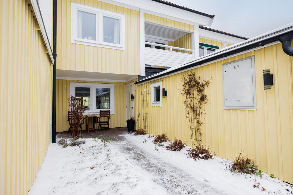 Välkomnande entré delvis under tak samt fasadbelysing vid entrésidan