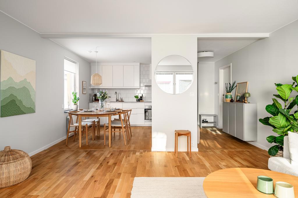 Härlig öppen känsla mellan vardagsrum och kök