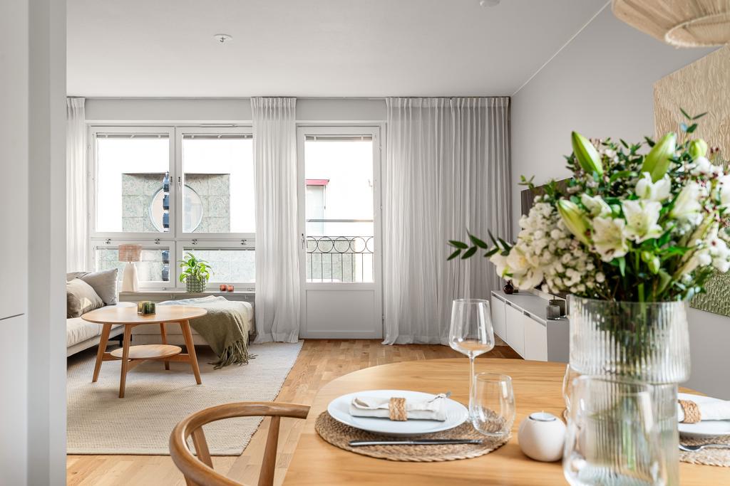 Stora fönsterpartier i vardagsrummet