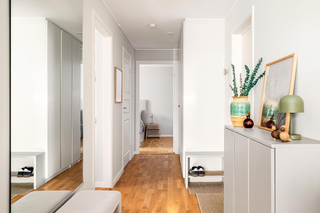 Hall med gott om förvaring i garderober