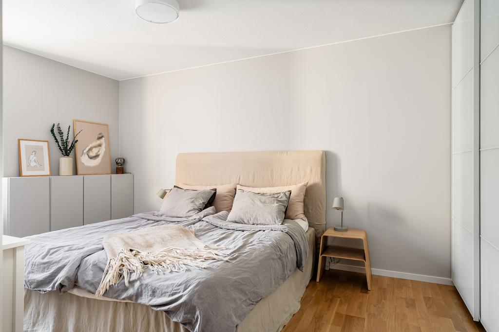 Sovrum med plats för dubbelsäng