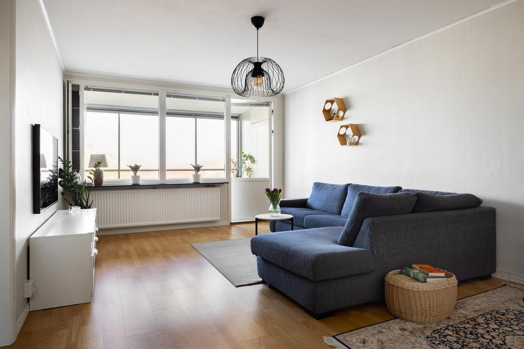 Vardagsrum med utgång till balkong. 