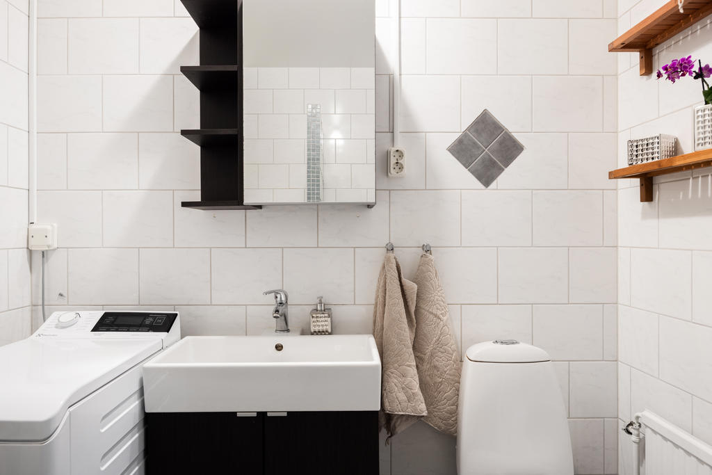 Badrum med toppmatad tvättmaskin