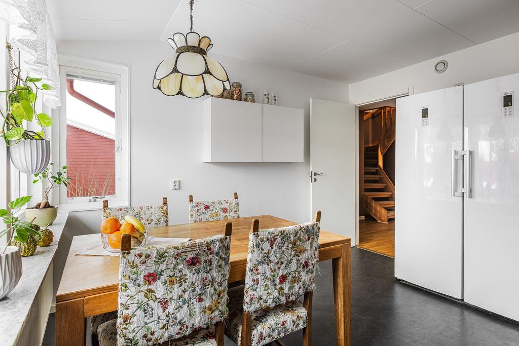 Kökets matplats intill fönster