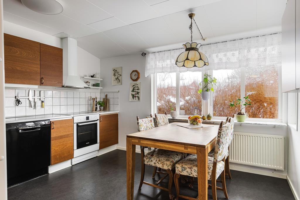 Rymligt kök med matplats och fönster i två väderstreck