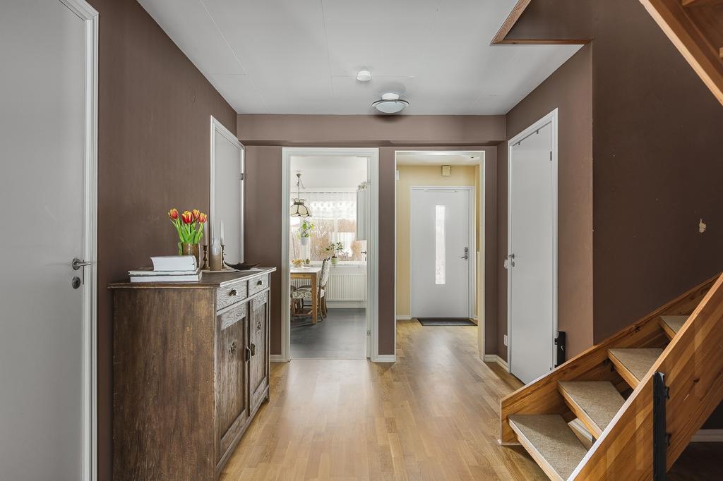 Hallen som förbinder alla rum och utrymmen på entréplan