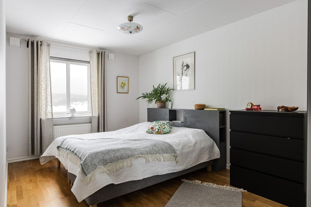 Sovrum 2 på övervåning (stora sovrummet)
