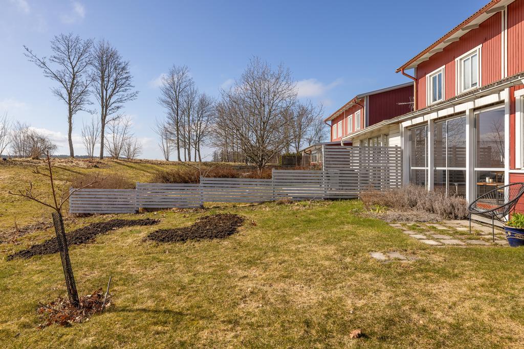 Uteplats med fina möjligheter till plantering, buskar och träd. 