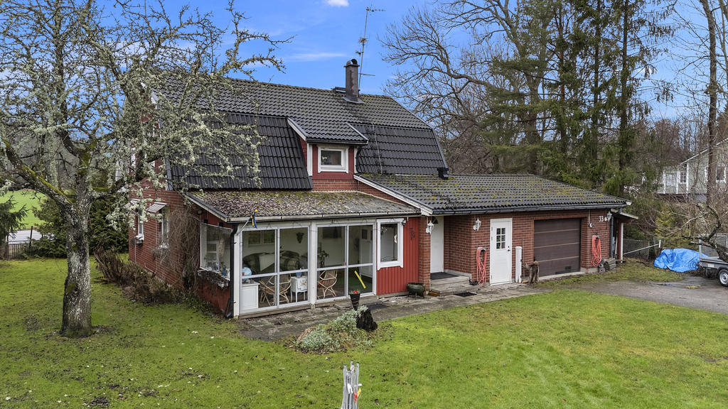 Uterum och garage vid husets framsida