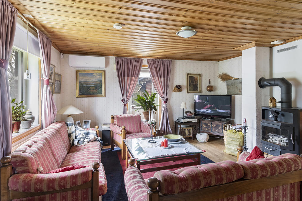 Vardagsrum med luftvärmepump och kamin