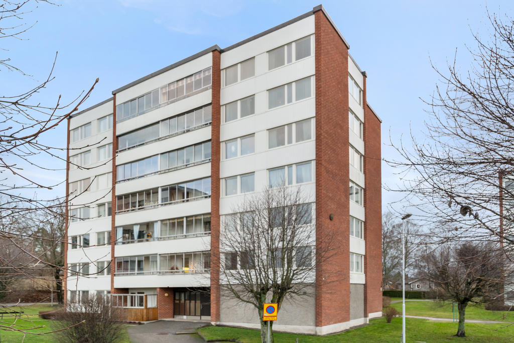 Näst högst upp, med inglasad balkong