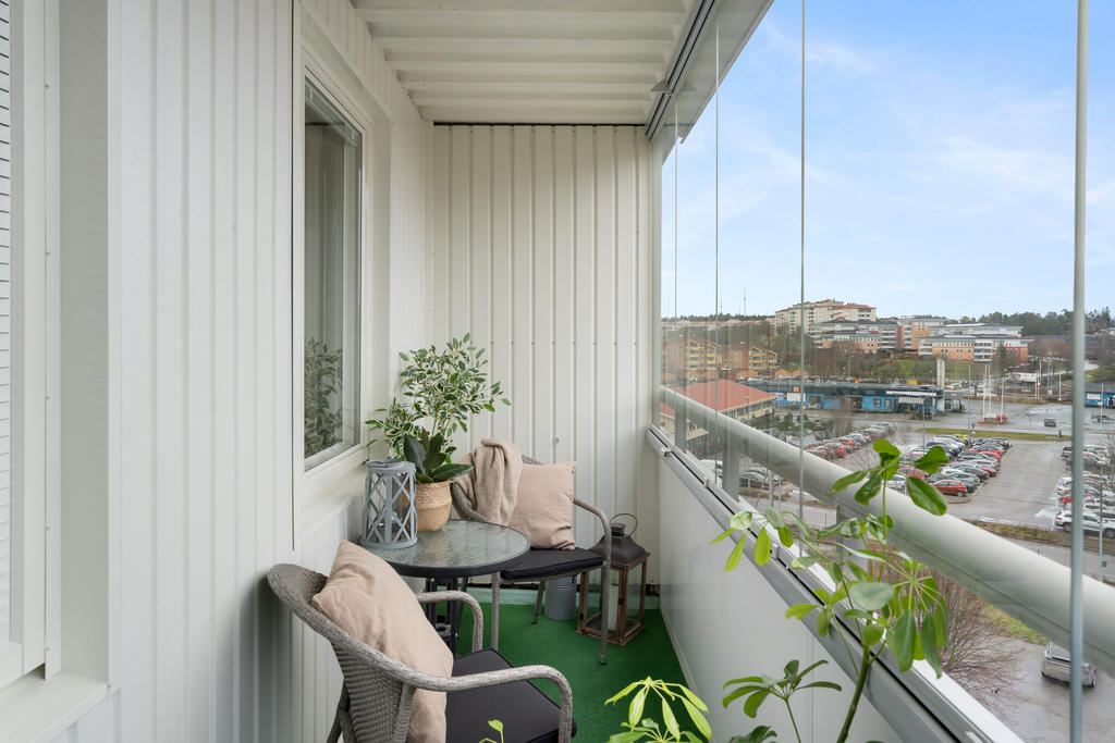 Inglasad balkong med öppningsbara glaspartier