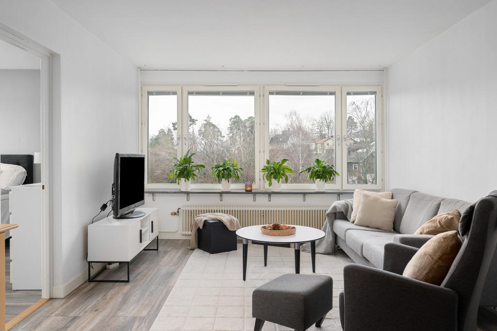 Rymligt vardagsrum med fint ljusinsläpp