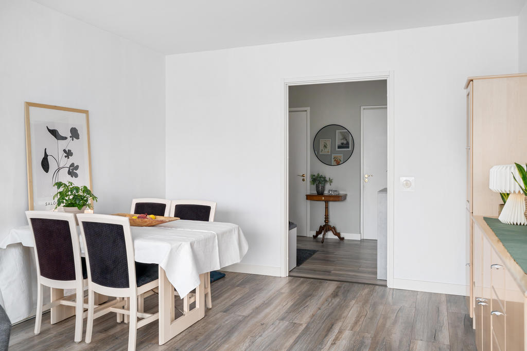 Plats för matsalsmöbel i vardagsrummet