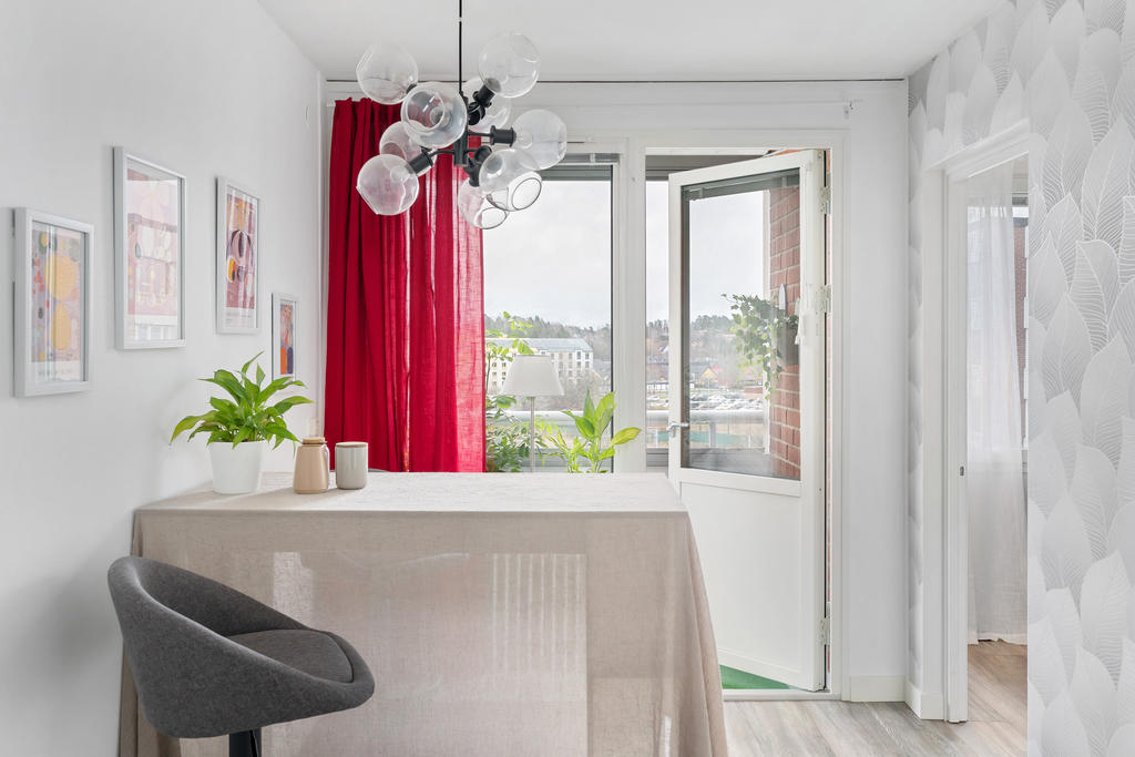 Från matrummet når du balkongen