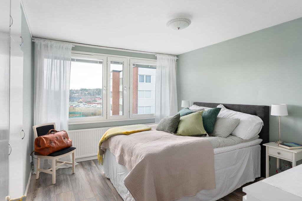 Sovrum med fint ljusinsläpp från stora fönster