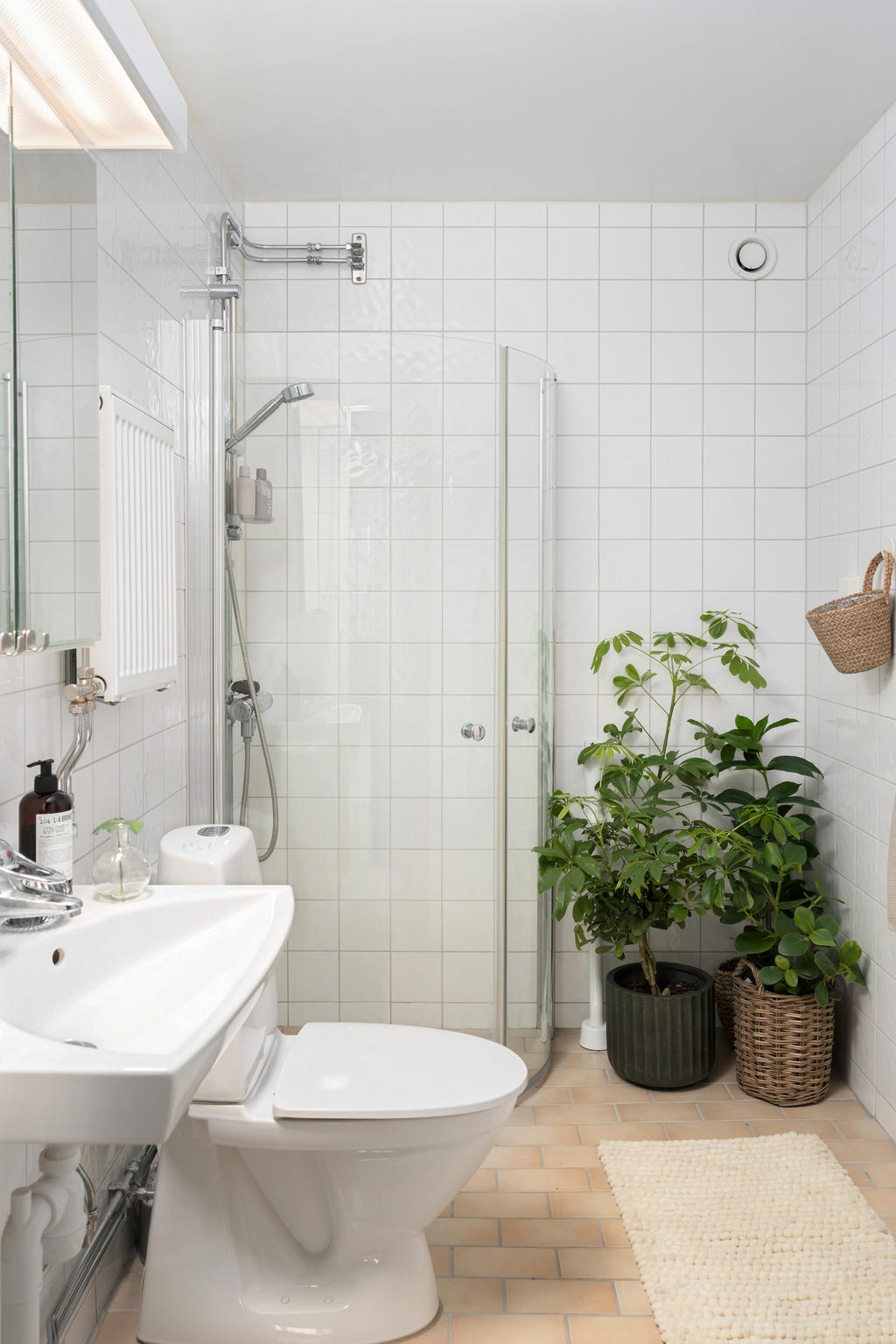 Helkaklat duschrum. Förberett för tvättmaskin