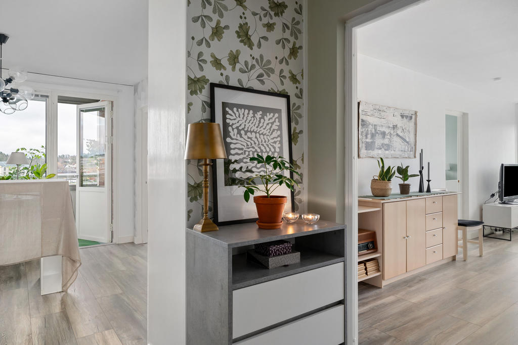 Från hallen når du matrummet och vardagsrummet