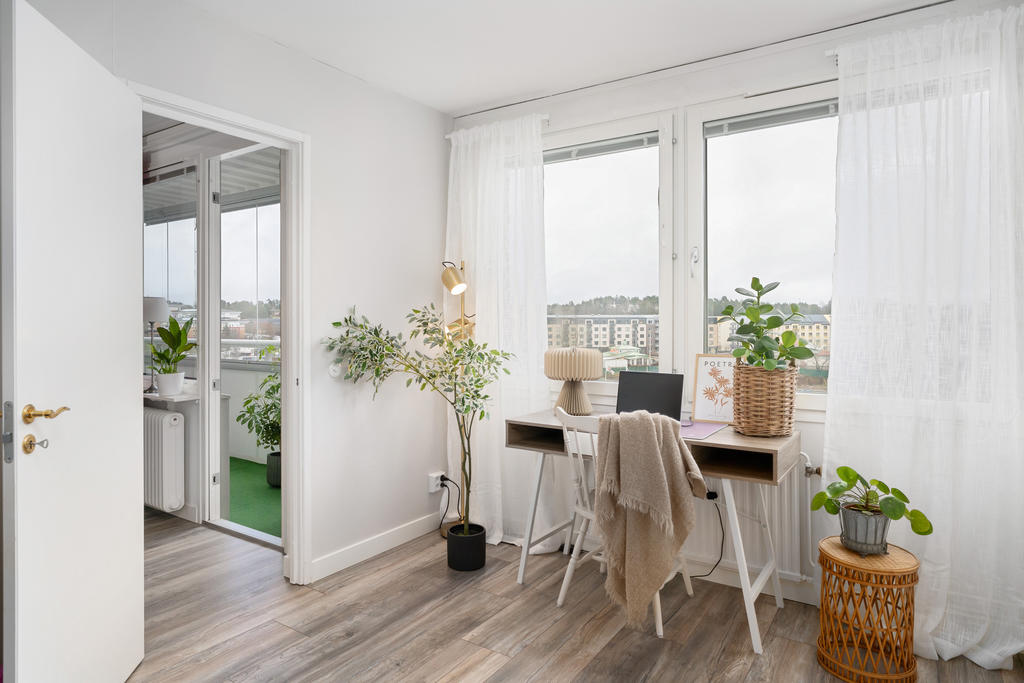 Ena sovrummet nås från matplatsen